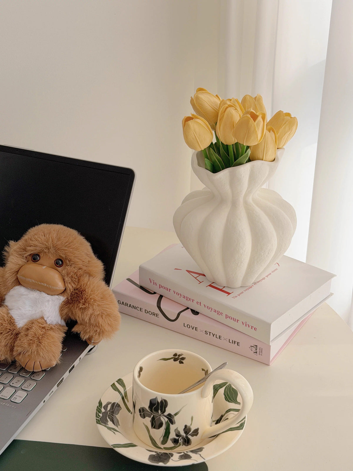 The Vase Secret: How to Turn a Simple Corner into an Art Gallery
